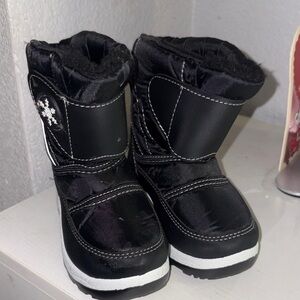 Toddler 7c Snow Boots with Snowflake Design